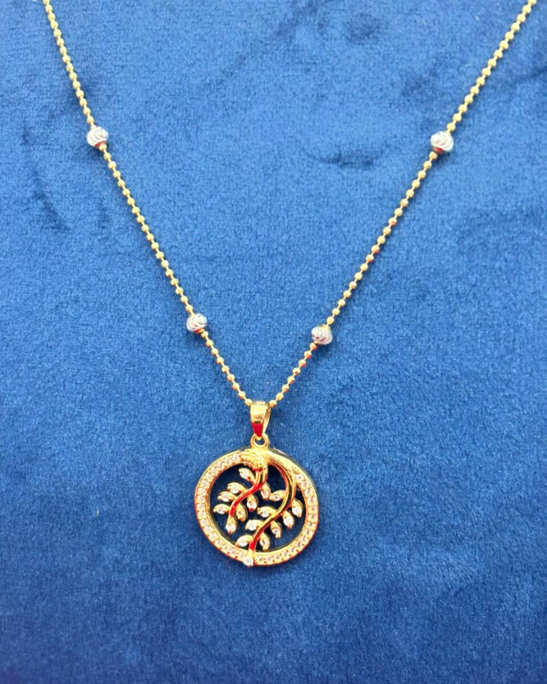 92.5 Pure Silver Round leaf Pendent set with Earrings (chain not included)